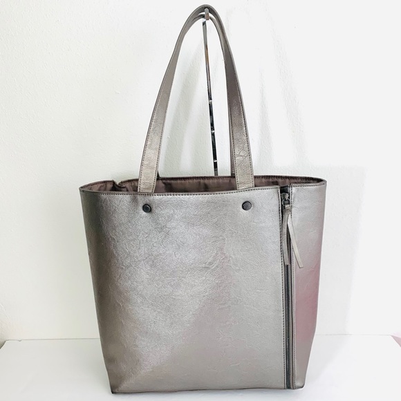 Neiman Marcus Metallic Gray Tote Good Condition💗🎉HP🎊🎁 - Picture 2 of 14